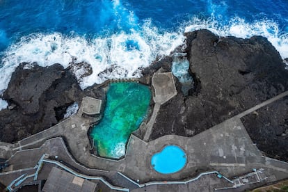 Vista aérea de las piscinas naturales de Charco Azul, en La Palma. 