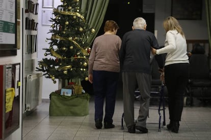 Mercedes Romero, a la derecha, con sus padres en una residencia en Terrassa.