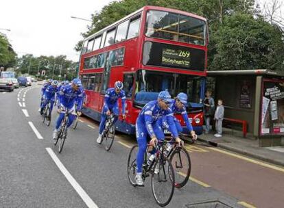 Los corredores del Quick Step se entrenan ayer por las calles de Londres.