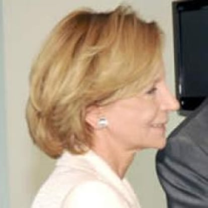 La vicepresidenta segunda y ministra de Economía y Hacienda, Elena Salgado, y el embajador español en Washington, Jorge Dezcallar de Mazarredo, saludan al secretario del Tesoro de EE UU, Timothy Geithner