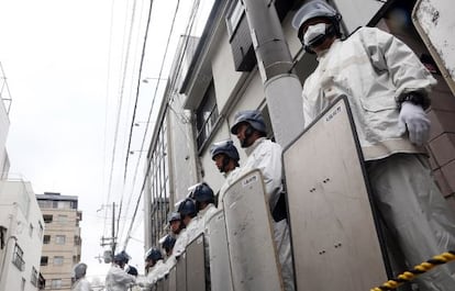 Polic&iacute;as japoneses, en un registro de un piso de la yakuza en Kobe.