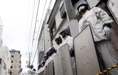 Policías japoneses, en un registro de un piso de la yakuza en Kobe.