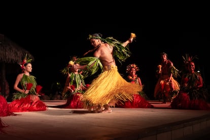 Bailadores locales interpretando 'ori tahiti', que significa "baile taitano". 