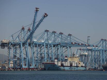 Vista general de grúas y contenedores en el puerto de Algeciras (Cádiz).