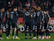Los jugadores del Real Madrid, tras el gol del Girona.