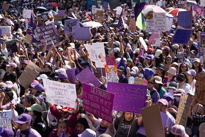 Vista general de la marcha sobre avenida Juárez.