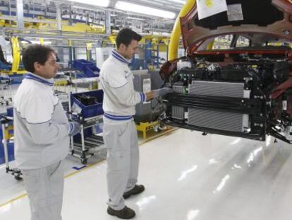 Operarios trabajan en la cadena de montaje de Fiat