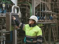 Técnica de Basquevolt en la planta de Vitoria.