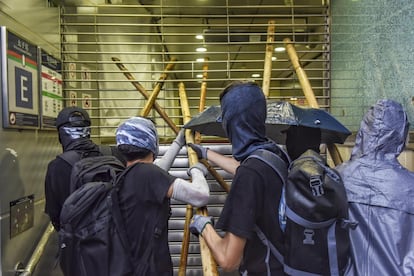 Algunos manifestantes vandalizaron oficinas gubernamentales, así como sucursales de numerosos bancos chinos y estaciones de metro.