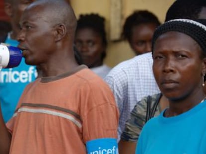 Miembros de una ONG asociada a UNICEF informan sobre el &eacute;bola en Conakry, la capital de Guinea. 