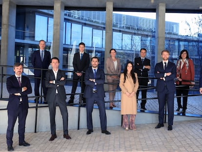 Equipo de bonos BBVA:
Arriba de izquierda a derecha: Gonzalo Pérez Ricarte, Hugo Taguas, Patricia Cuenllas, Álvaro Solís, Reyes Bover
Abajo de izquierda a derecha: Fernando Delgado, Javier Urraca, Guillermo Garnica, Leticia Arroyo, Gonzalo Cid-Luna, Pedro Rodríguez