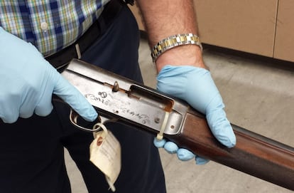 La policía de Seattle publicó el pasado mes de marzo cinco imágenes del arma con la que se suicidó Kurt Cobain. Utilizó una escopeta Remington. Hasta ese momento se habían publicado cientos de documentos y decenas de fotografías acerca de la muerte de Cobain, pero nunca antes habían mostrado el arma que empleó.