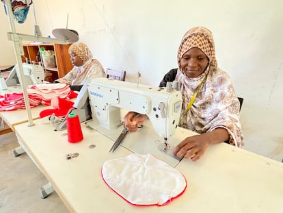 En Kinyasini, al norte de Zanzbar, Barefoot College desarrolla varias iniciativas con la educacin vocacional como eje fundamental de sus esfuerzos de empoderamiento: desde el programa de Solar Mamas, con el que forman a mujeres en energa solar; al de apicultura, costura o incluso educacin menstrual. En la imagen, las profesoras del programa de costura en Barefoot College, en Kinyasini, Zanzi?bar.