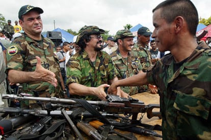 El <i>comandante</i> paramilitar Salvatore Mancuso (izquierda) saluda a uno de sus hombres, ayer en Turbo.