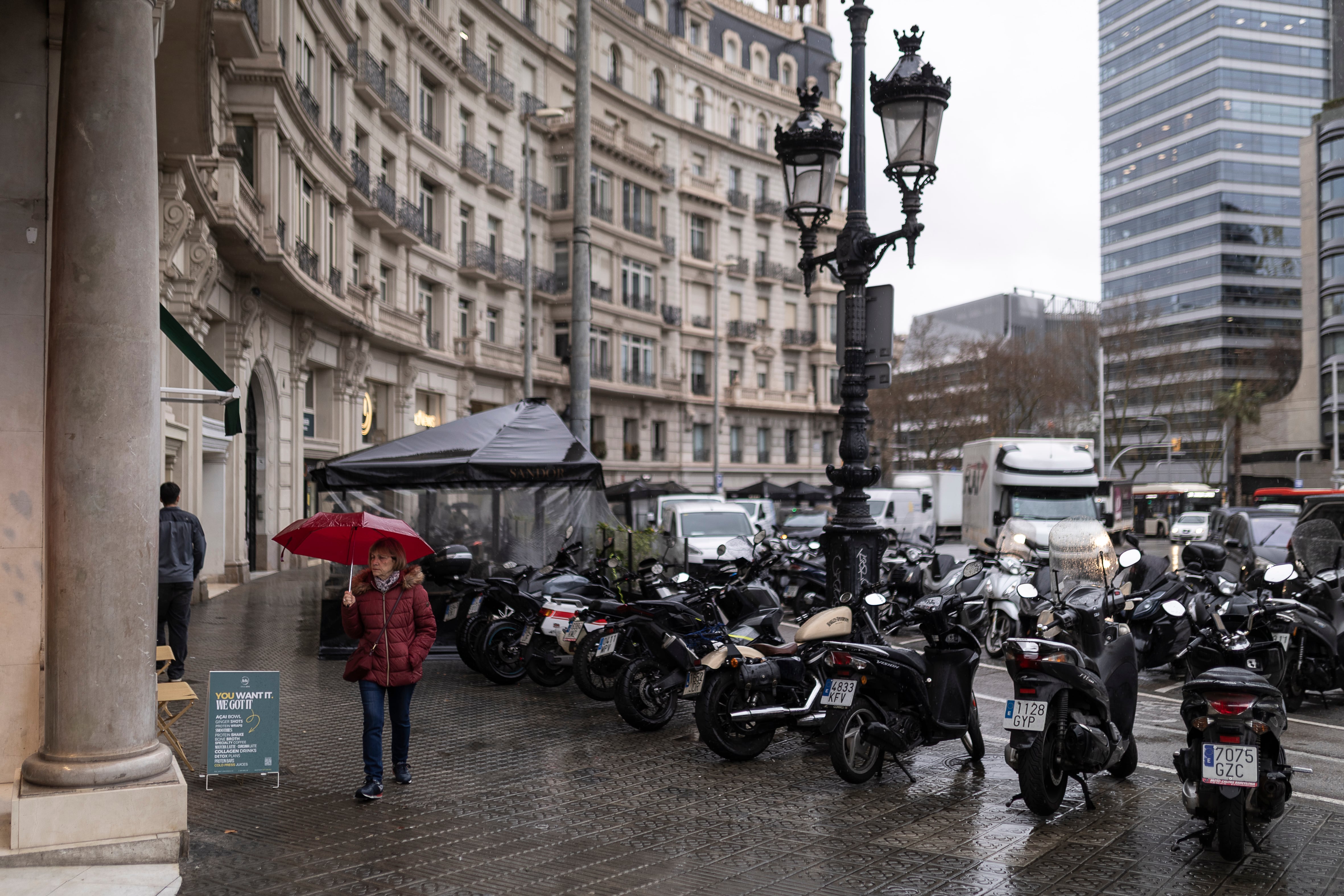 La plaza de Francesc Macià de Barcelona, que no tiene árboles, cambiará de aspecto cuando llegue el tranvía.