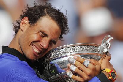 Nadal agarra su décimo trofeo de Roland Garros.