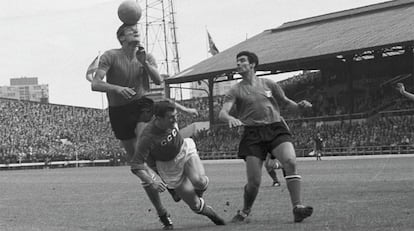 Giacinto Facchetti despeja un balón para Italia ante la URSS, en la Eurocopa de 1968.