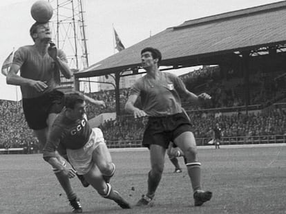 Giacinto Facchetti despeja un balón para Italia ante la URSS, en la Eurocopa de 1968.