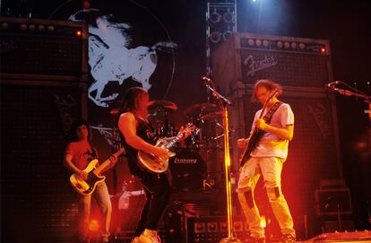 Neil Young con  Crazy Horse en el Brendan Byrne Arena de Nueva Jersey, Estados Unidos, en 1991, en la gira de 'Ragged Glory'.