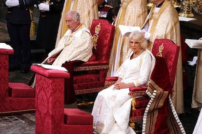 Carlos III y su esposa, la reina Camila, durante la ceremonia de coronación en la abadía de Westminster. 