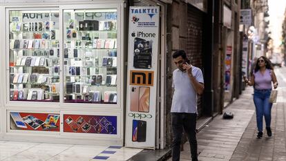 Tienda de móviles y artículos para telefonía en Ciutat Vella, en una imagen de archivo.