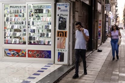 Tienda de móviles y artículos para telefonía en Ciutat Vella, en una imagen de archivo.