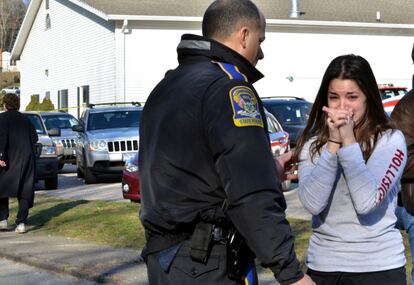 Una mujer espera información sobre su hermana, profesora en el colegio Sandy Hook de Newtown.