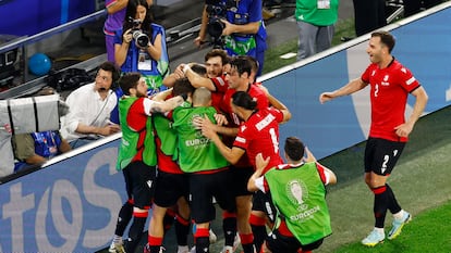 Georges Mikautadze celebra su gol ante Portugal con sus compañeros de la selección georgiana.
