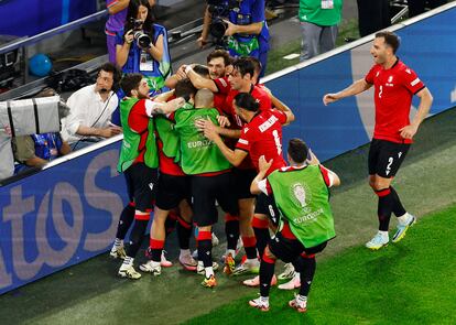 Georges Mikautadze celebra su gol ante Portugal con sus compañeros de la selección georgiana.