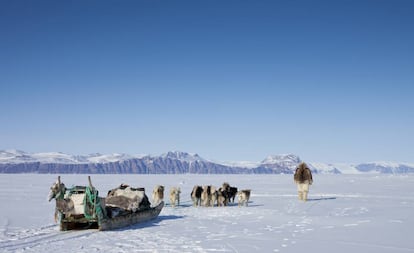 Un inuit en Qaanaat (Groenlandia), uno de los lugares asociados a la legendaria isla de Thule.