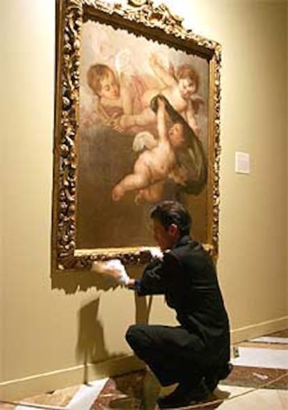 El cuadro<i> Tres ángeles niños, </i>de Murillo, durante su montaje.