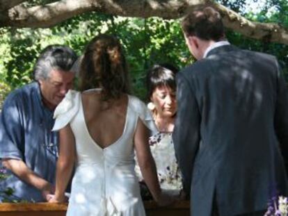 Una pareja, durante su boda civil, en Valencia.