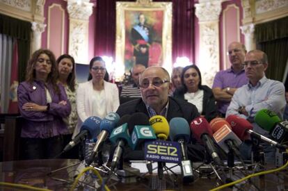 Paco Rodríguez, rodeado de un grupo de concejales, ayer en el salón de plenos del Ayuntamiento de Ourense.