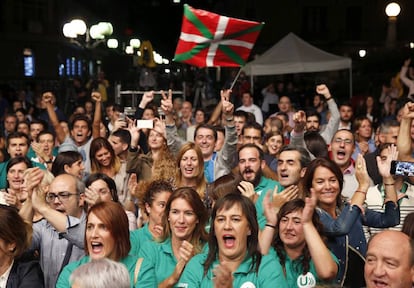 Militantes y simpatizantes del PNV, celebran los resultados de la formaci&oacute;n peneuvista esta noche en la sede central de Bilbao.