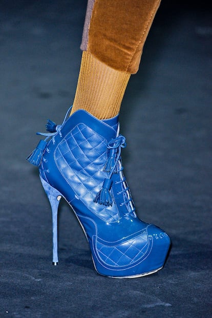 Uno de los elementos más llamativos entre las propuestas de Bill Gaytten para John Galliano: los botines acolchados color azul eléctrico.