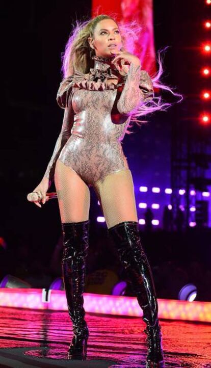 Beyoncé, vestida con un body de látex de Atsuko Kudo, en un concierto en Los Ángeles el pasado septiembre.