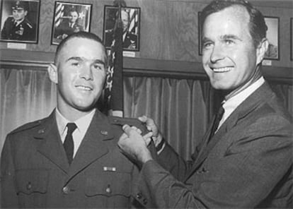 George Bush junto a su hijo y actual presidente, George W. Bush, con el uniforme de la Guardia Nacional, en 1968.