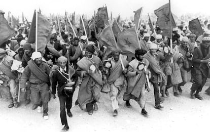 Manifestantes marroqu&iacute;es en la Marcha Verde en el S&aacute;hara Occidental en 1975. 