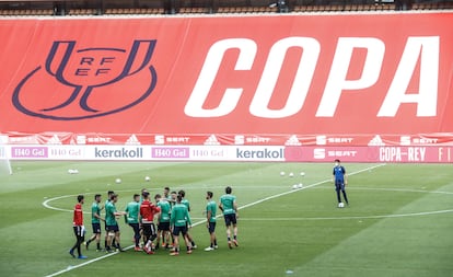 Los jugadores de la Real, durante el último entrenamiento en La Cartuja. / ALEJANDRO RUESGA