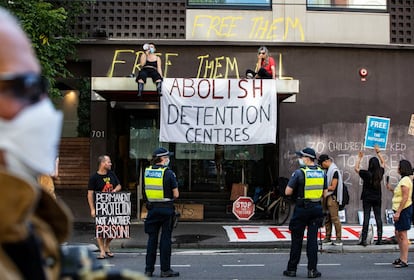 El hotel del norte de Melbourne, que asegura ser un alojamiento de 4 estrellas y cuenta con 120 habitaciones, ha sido escenario de un incendio hace unas semanas, así como ha llamado la atención del público por no tener ventilación suficiente y supuestamente haber servido comida con gusanos a los inmigrantes detenidos