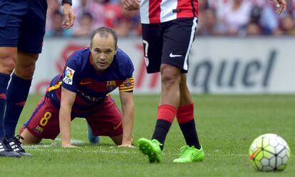 Iniesta se lamenta de una jugada 