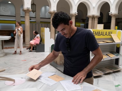 Un hombre entregaba el jueves su voto en la oficina central de Correos de Sevilla.