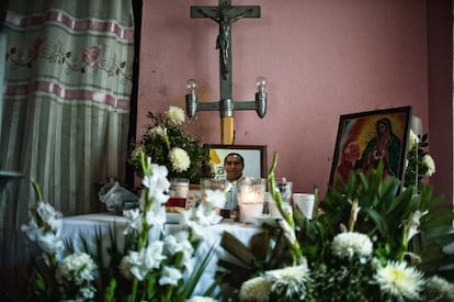 El altar en memoria de Manuel, en el interior de su casa.