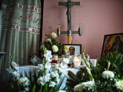 El altar en memoria de Manuel, en el interior de su casa.