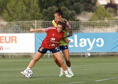 Teresa Abelleira protege un balón ante Jenni Hermoso en un entrenamiento con la selección española.