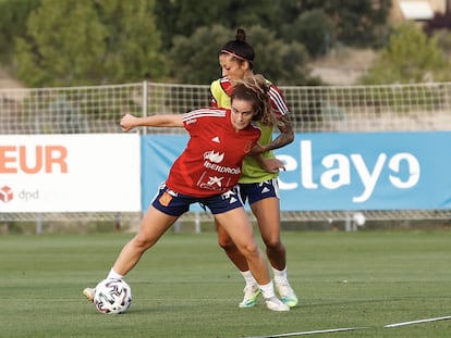 Teresa Abelleira protege un balón ante Jenni Hermoso en un entrenamiento con la selección española.