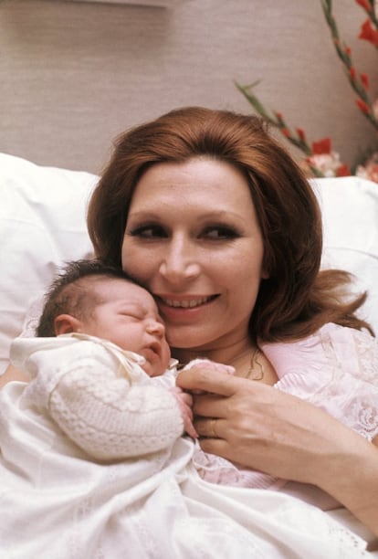 La cantante Rocío posa con su hija recién nacida, Rocío Carrasco, durante la presentación de la pequeña a la prensa en la madrileña Clínica Loreto, en abril de 1977.