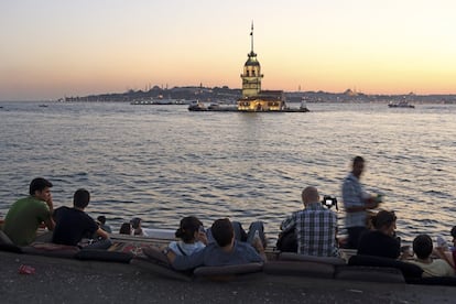 Kiz Kulesi, coneguda també com la torre de la Donzella, i les vistes de l'estret del Bòsfor són les zones més fotografiades d'Istanbul, cinquena ciutat en la classificació de Sightsmap. Desenes de vaixells arriben cada dia a aquesta torre situada en un petit illot des del qual s'aprecia una increïble panoràmica de la capital turca. Els creuers plens de passatgers equipats amb una càmera hi passen també per davant.