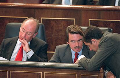 Eduardo Zaplana conversa en el Congreso con José María Aznar, sentado junto a Rodrigo Rato.