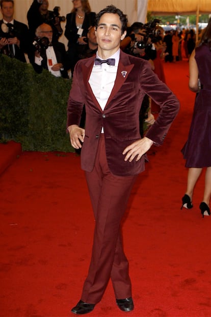 El diseñador Zac Posen con traje de terciopelo en color vino.